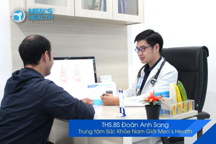 THS.BS Đoàn Anh Sang thăm khám, tư vấn phẫu thuật cắt bao quy đầu cho bệnh nhân
