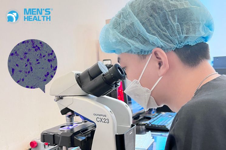Kỹ thuật viên Trung Tâm Sức Khỏe Nam Giới Men’s Health đọc tinh dịch đồ dưới kính hiển vi