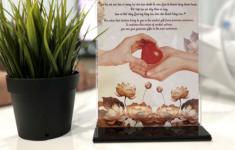 Nguyên tắc "trao tặng và phụng sự" được thể hiện ở nhiều nơi trong phòng khám. Ảnh: Men’s Health